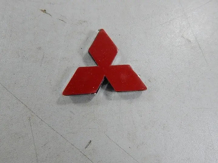 Емблема Mitsubishi Хром - Червона в кермо 36х36 мм на скотчі 17253 - фото 3