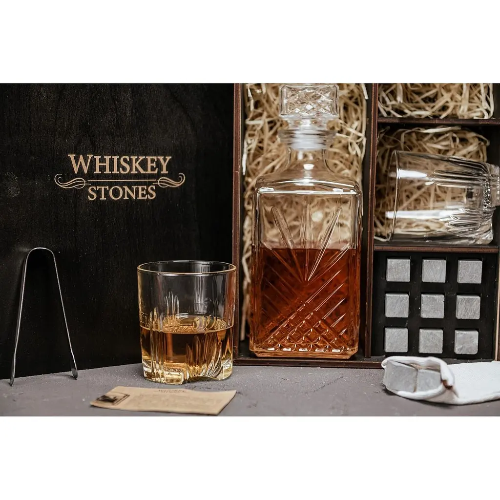 Подарунковий набір Whiskey Stones камені для віскі в дерев'яному пеналі №7 + декантер і 2 склянки Rocco Selecta + щипці + мішечок - фото 4