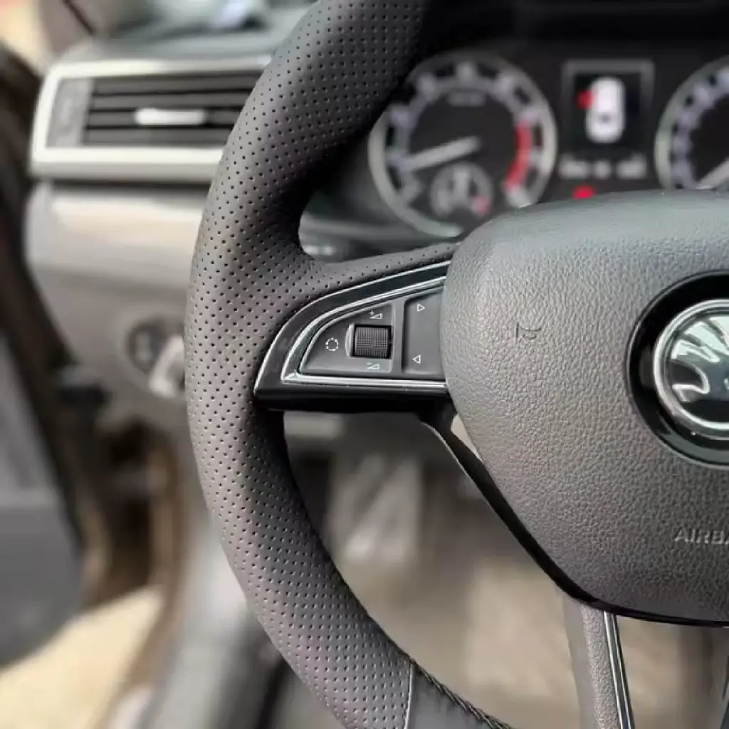 Чохол Обплетення Керма для Skoda Octavia III / Fabia III / SuperB 2015-2021 Шкіра (Модельна Викрійка) червона нитка - фото 2