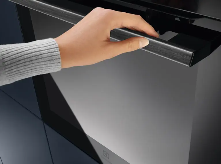 Духовой шкаф электрический Electrolux 72 л A+ дисплей конвекция пиролиз телескопические направляющие черный - фото 4