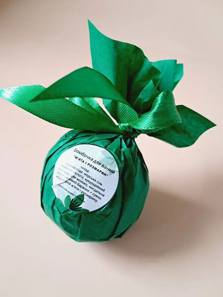 Бомбочка для ванни Svich Shop Iren Osadcha Аромат м'яти й розмарину 75 г - фото 4