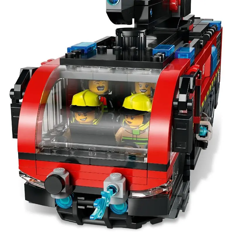 Конструктор LEGO City Пожежна вантажівка в аеропорту 691 деталь (60499) - фото 6