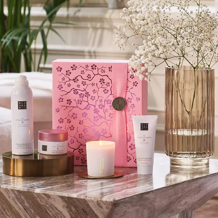 Подарунковий набір Rituals The Ritual Of Sakura Medium Gift Set: скраб для тіла 125 г + крем для тіла 100 мл + гель-піна для душу 200 мл + ароматична свічка 140 г - фото 4