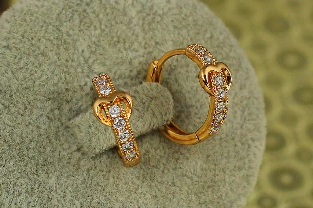 Сережки кільця Хuping Jewelry доріжка із серцем 1,5 см золотисті - фото 2