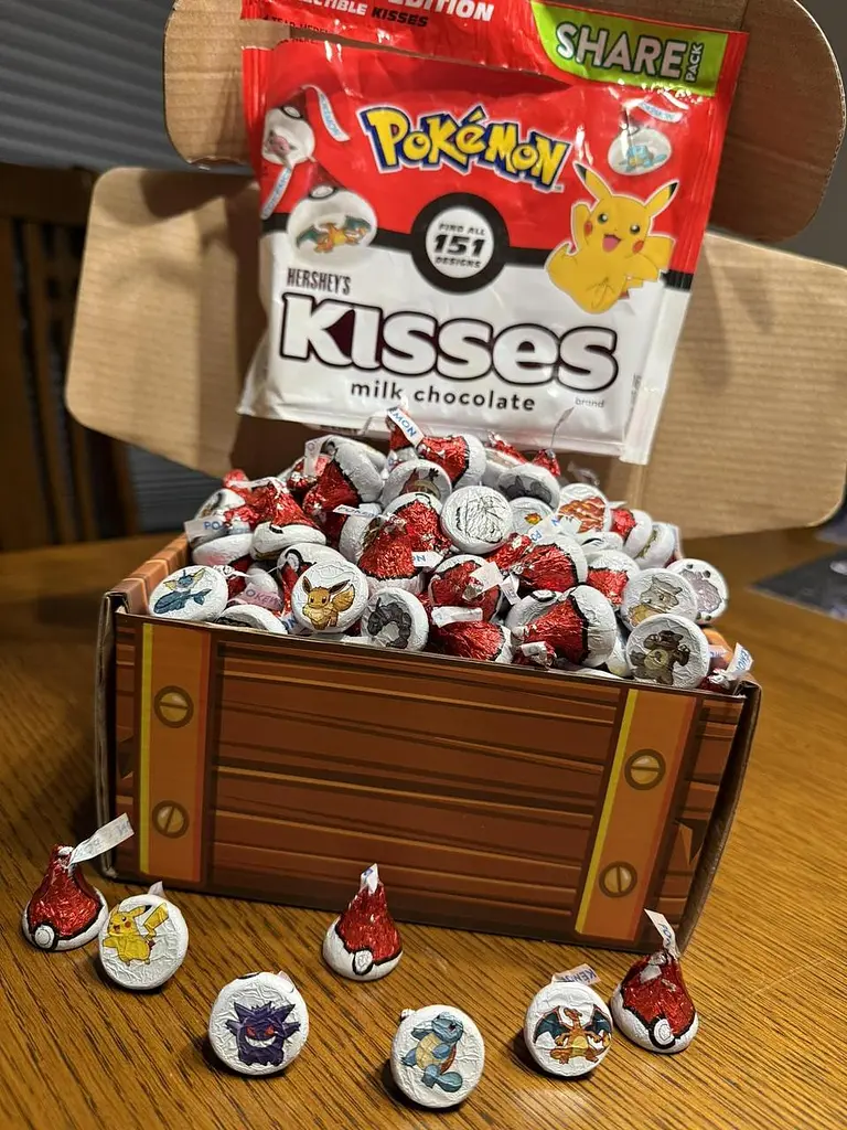 Шоколадні цукерки Hershey's Kisses Milk Chocolate Pokemon 151 Candy 286г - фото 7
