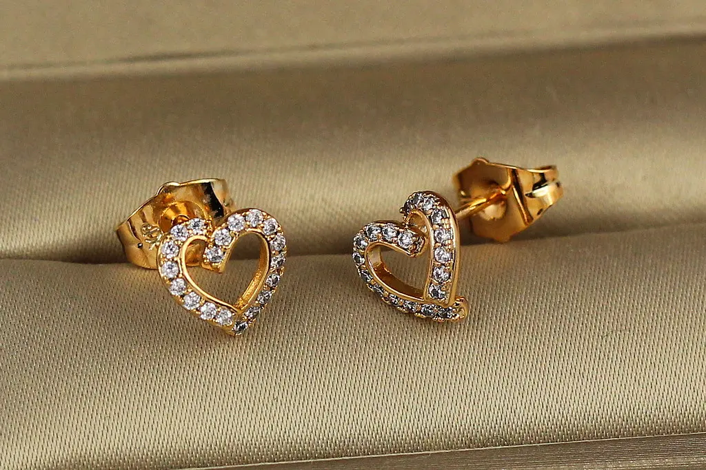 Сережки гвоздики Xuping Jewelry серце зап'ята 9 мм золотисті - фото 2