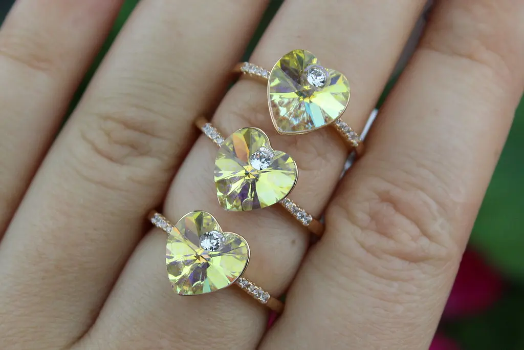 Кільце Xuping Jewelry сердечко Сваровскі біле хамелеон р 19 золотисте - фото 2