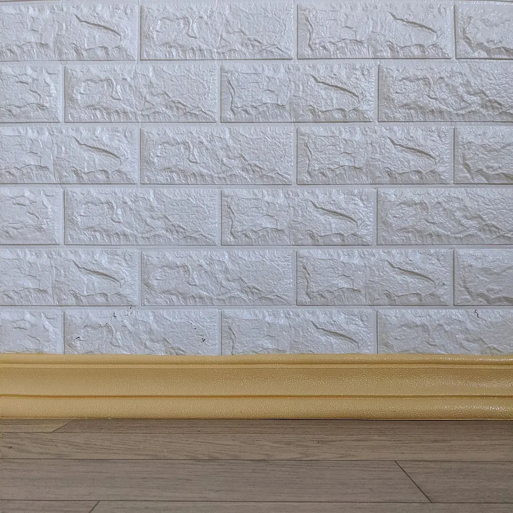 Самоклеючий гнучкий плінтус 3D Loft (багет) бежевий 2400х80мм
