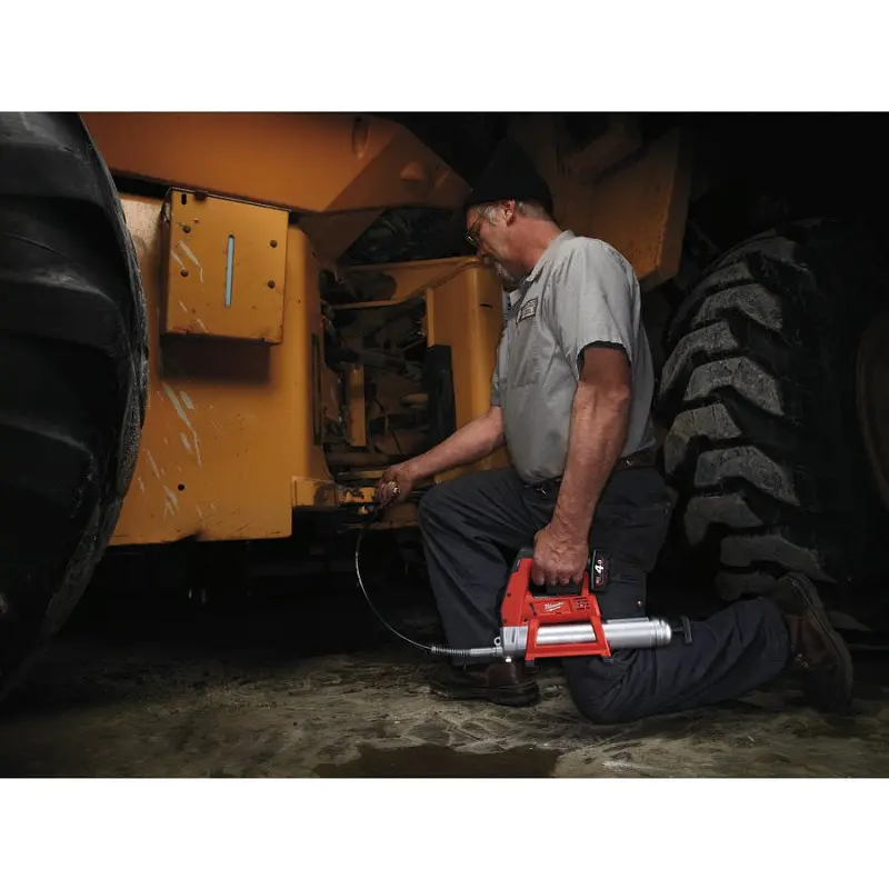 Шприц для змащування акумуляторний MILWAUKEE, M12 GG-401B (зарядний пристрій, 1 акумулятор М12 В4 4А·год, алюмінієва туба, сумка) - фото 9