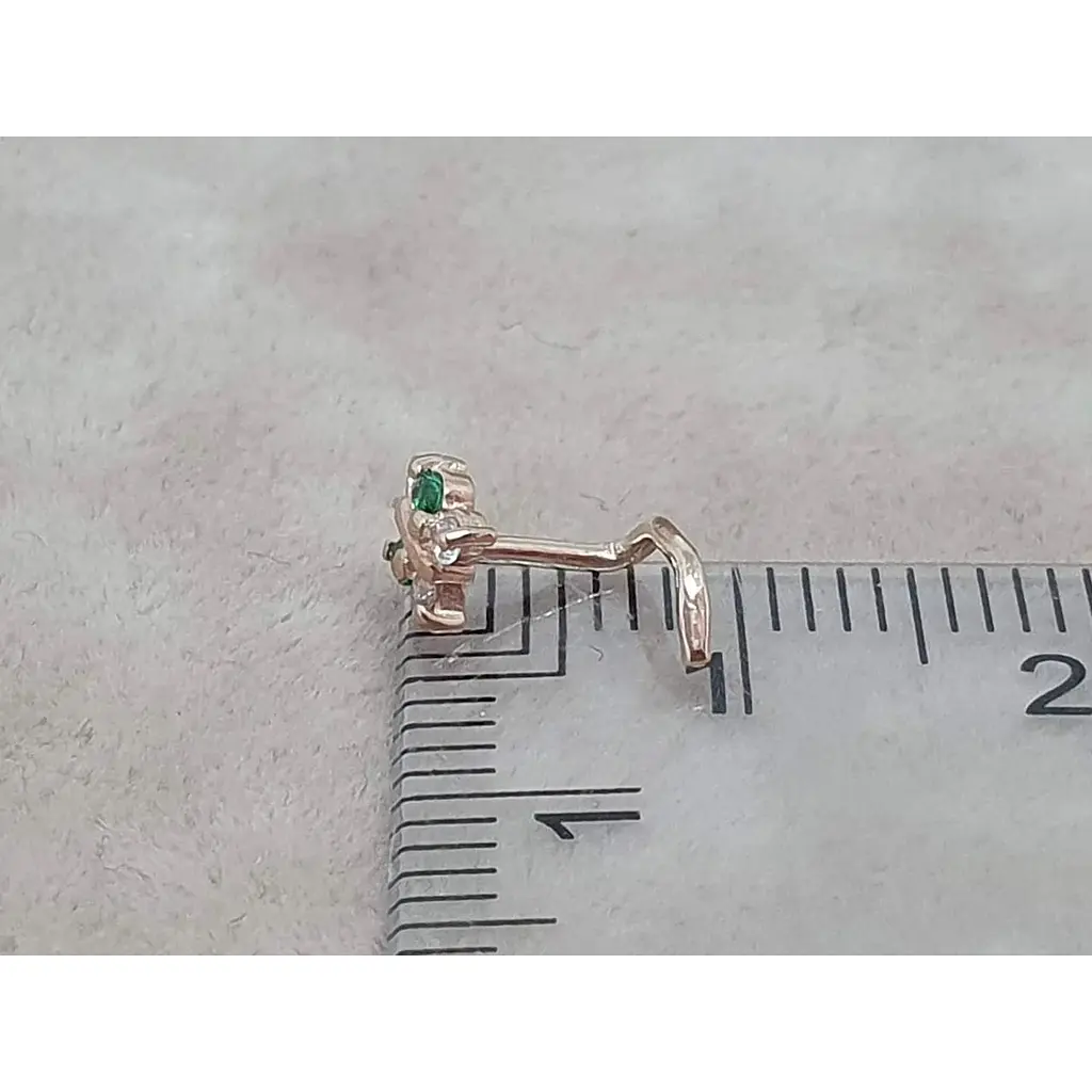 Золотая серьга-пирсинг в нос Dear с фианитами. 1041.6 Зеленый - фото 4