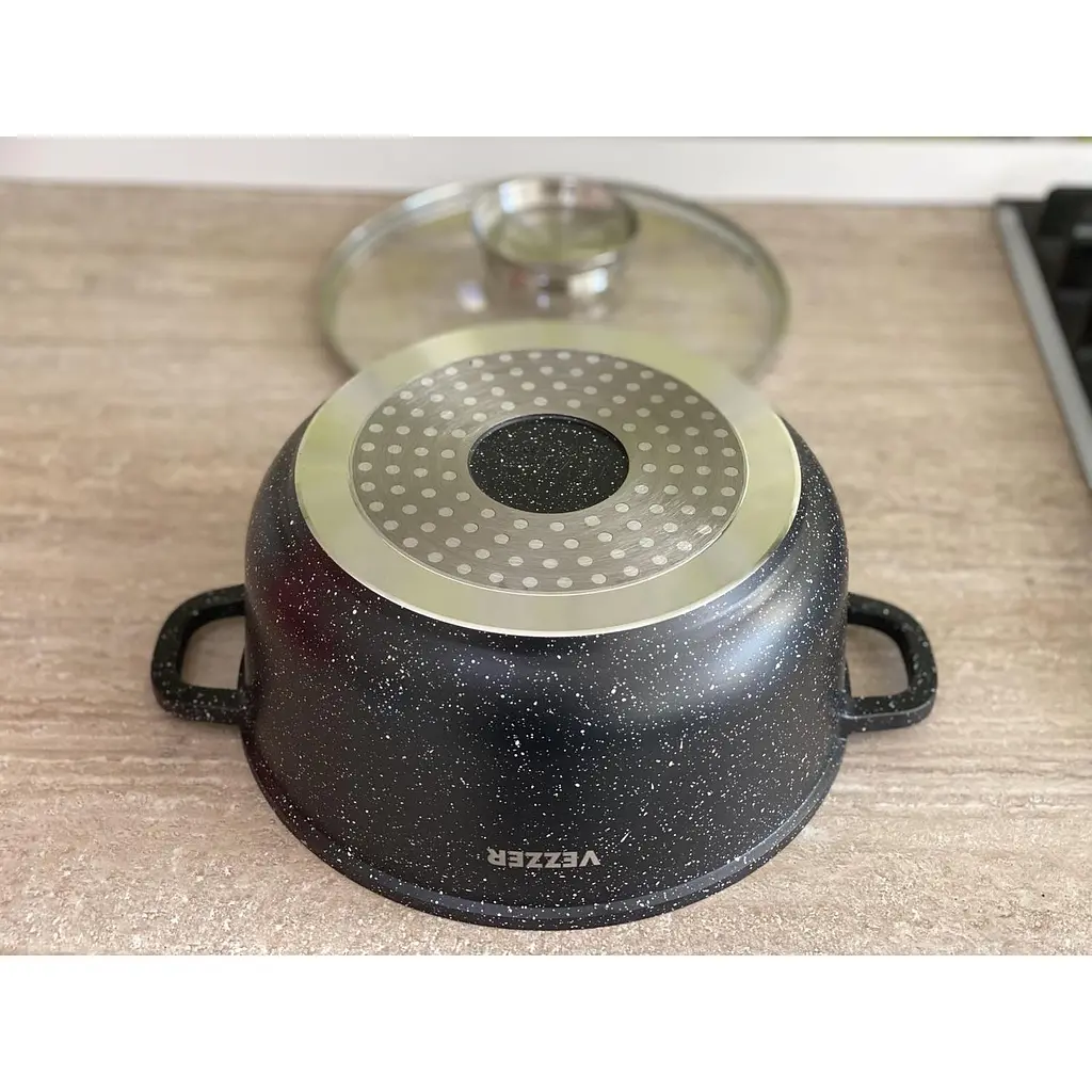 Каструля Vezzer з кришкою та силіконовими накладками на ручки 24 см 4.5 л чорна (VZ8006) - фото 4