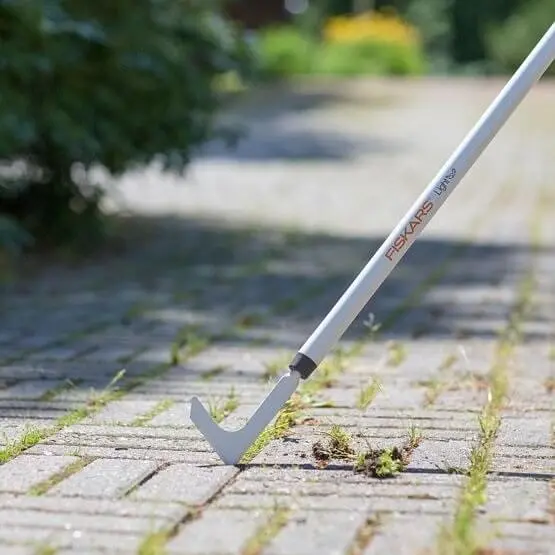 Сапка Fiskars White для прибирання трави між плиткою і бруківкою полегшена 136543 (1019604) - фото 2