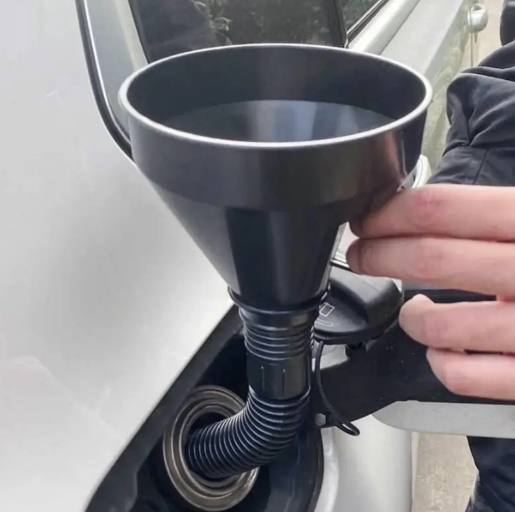 Автомобільна лійка з гнучким шлангом та фільтром для заправки палива UKC - фото 2