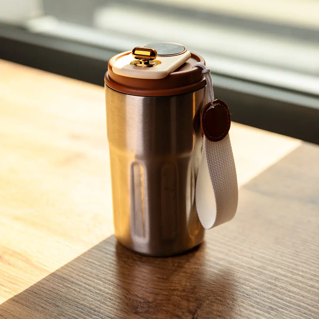 Термочашка Coffee 400 мл з ремінцем та датчиком температури, коричневий Yiwu HP-GM-1 - фото 2