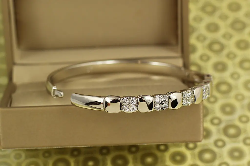 Браслет бенгл Xuping Jewelry Кристалічний ритм 57 мм на руку від 16 см до 18 см сріблястий - фото 2