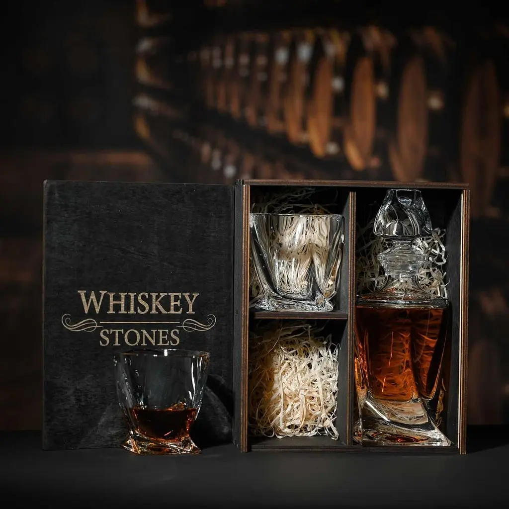 Подарунковий набір віскі Whiskey Stones №12 у дерев'яному пеналі - графин + склянки Bohemia Quadro - фото 3