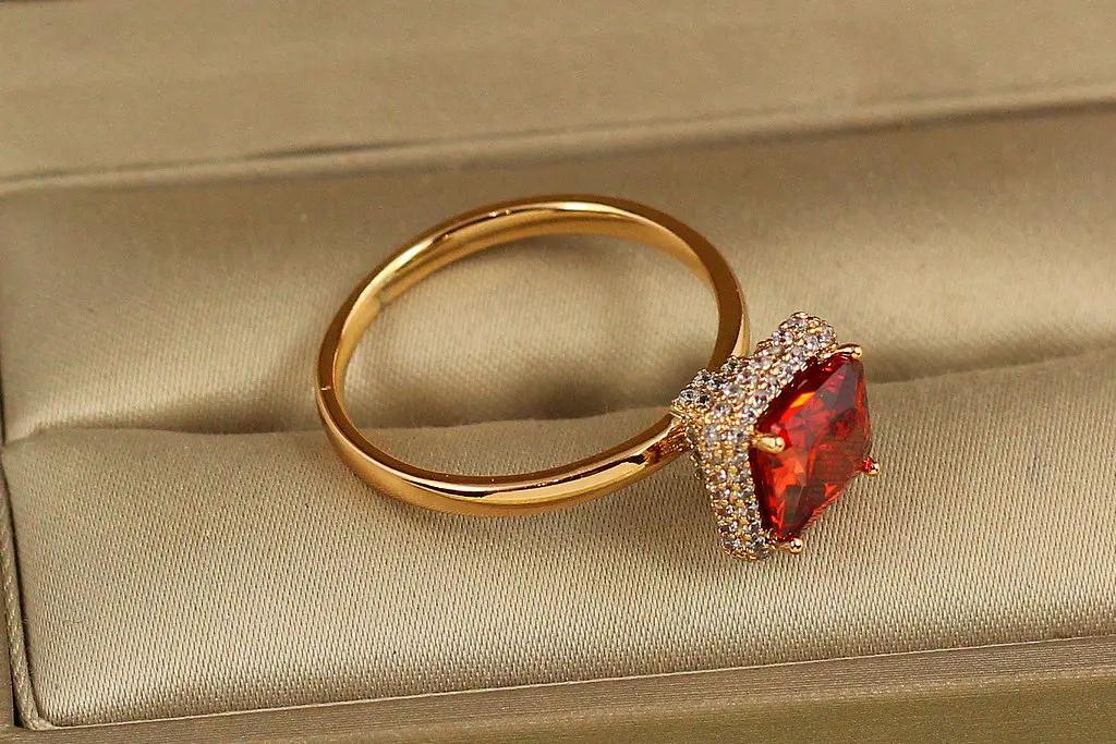 Кільце Xuping Jewelry Піраміда із червоним каменем р 20 золотисте - фото 2