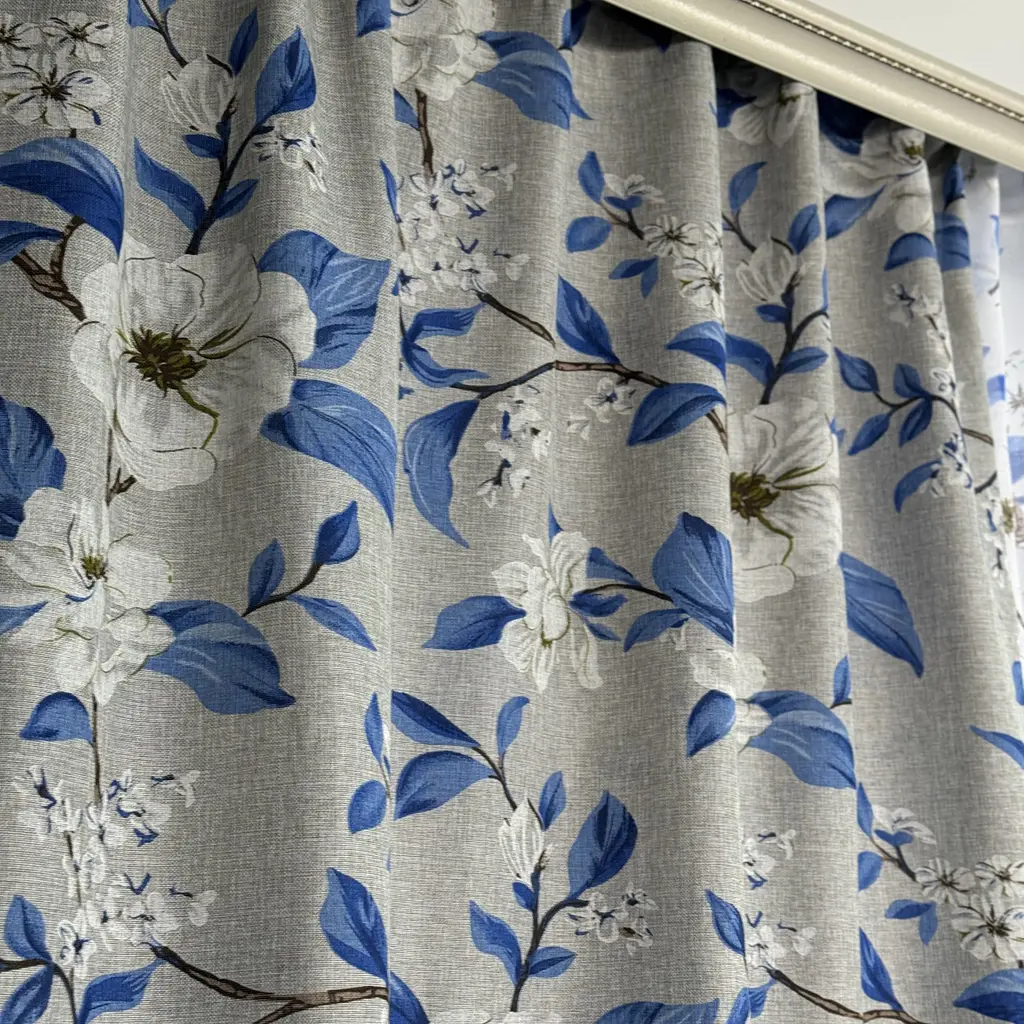 Льняні штори сірого кольору з блакитними квітами 150х270 з тюлистом батистовим 400х270 на тасьме ALBO pbe0052609 - фото 10