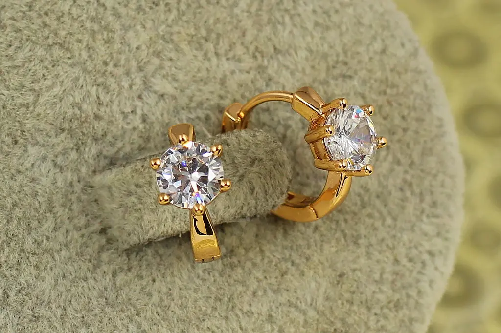 Сережки дитячі Xuping Jewelry глобус із білим 1,3 см золотисті - фото 2