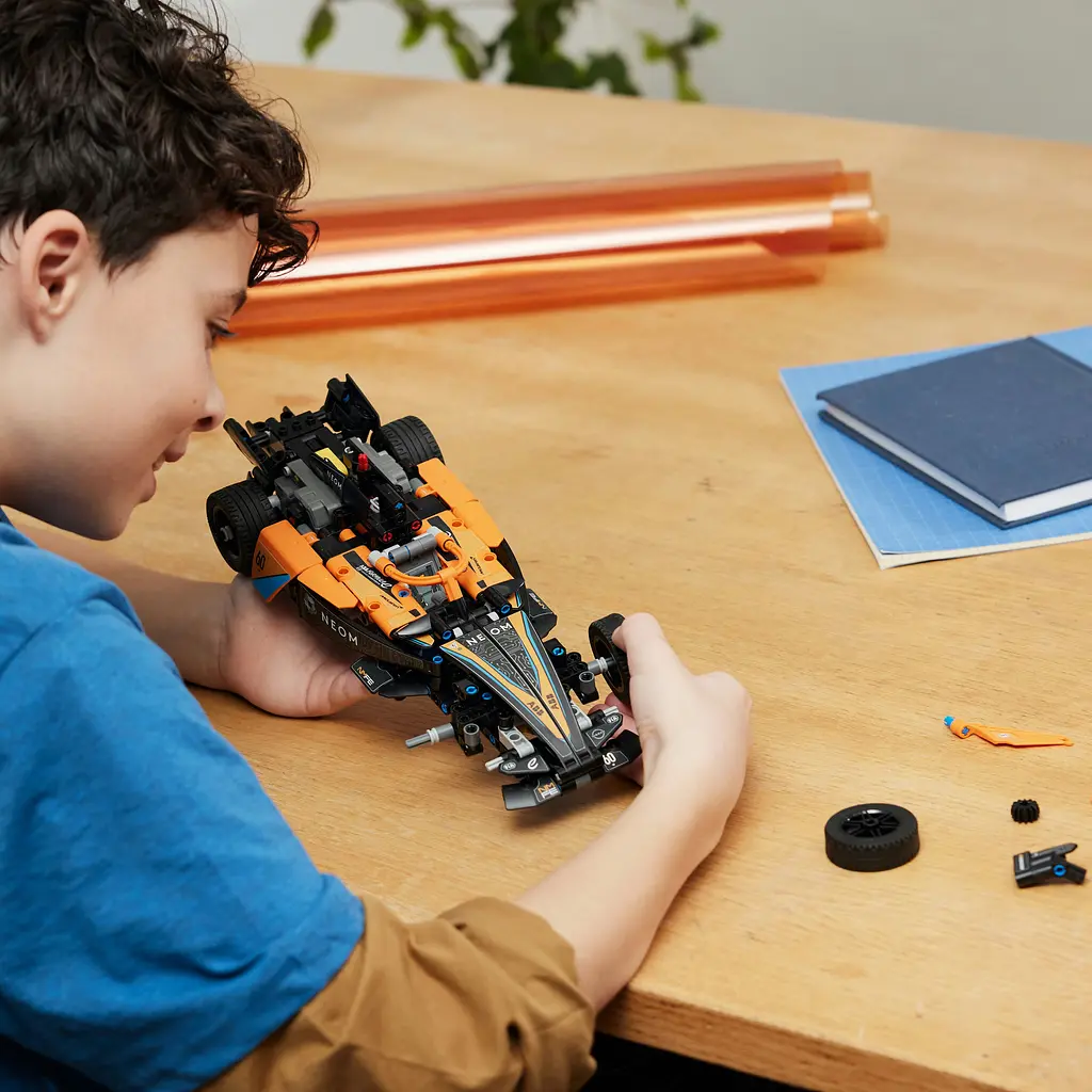 Конструктор LEGO Technic Автомобіль для перегонів NEOM McLaren Formula E 452 деталі (42169) - фото 6