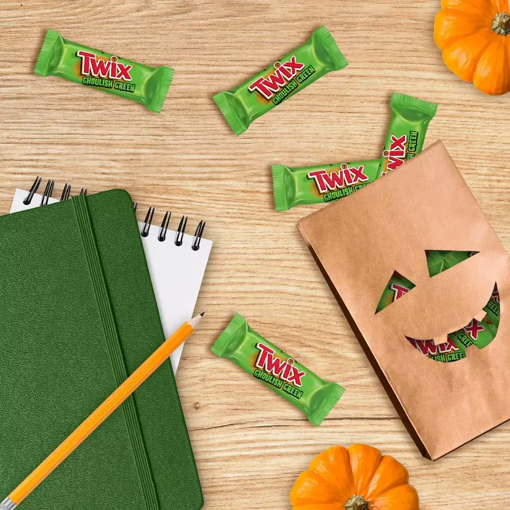Шоколадные батончики Twix Halloween Ghoulish Green Caramel Cookie Chocolate Bars Fun Size 277 г - фото 7