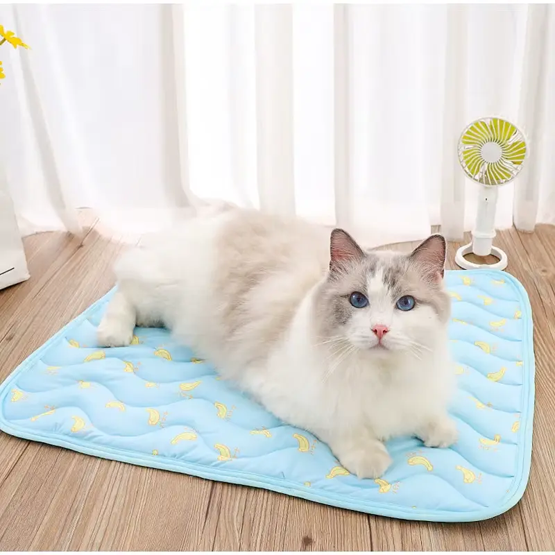 Літня підстилка, що охолоджує Derby Ice Silk Summer Pet Cooling Mat Bananas 55х70 см - фото 3