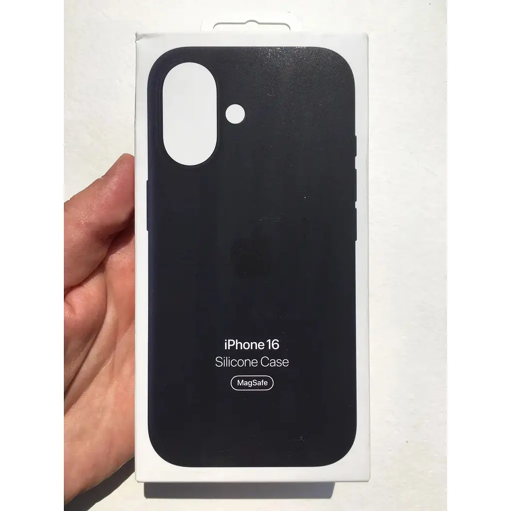 Оригинальный силиконовый чехол Apple Silicone Case with MagSafe для iPhone 16 (6.1") Midnight MYY13ZM/A - фото 2