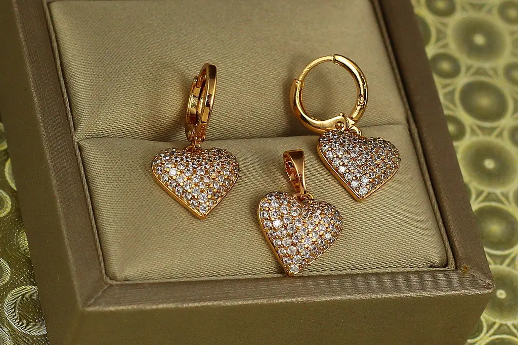 Набір Xuping Jewelry сережки підвіски і кулон серце із дрібними фіанитами 2,4 см золотистий