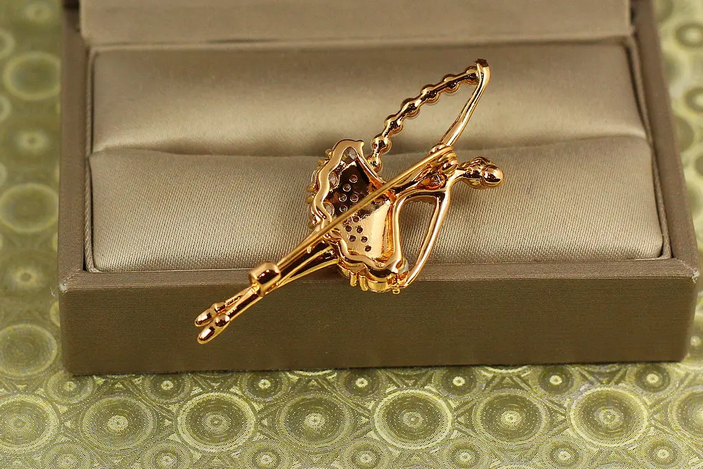 Брошка Xuping Jewelry Балерина з перлами 4,5 см золотиста - фото 2