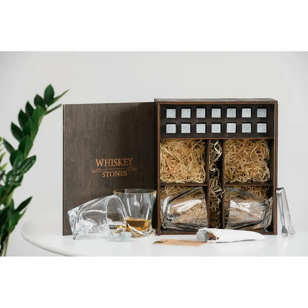 Подарунковий набір Whiskey Stones камені для віскі в дерев'яному пеналі №4 + 4 склянки Bohemia Quadro + щипці + мішечок - фото 3