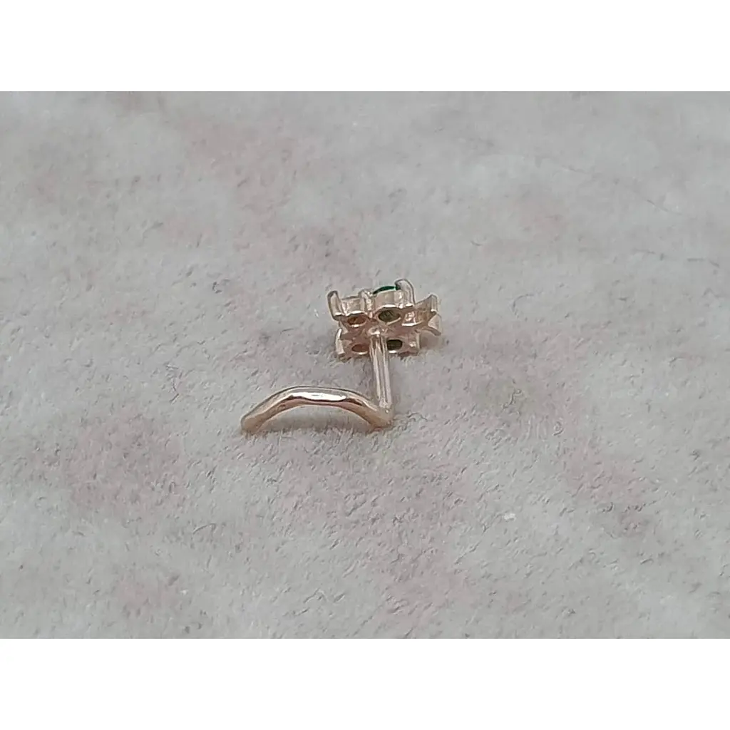 Золотая серьга-пирсинг в нос Dear с фианитами. 1041.6 Зеленый - фото 3