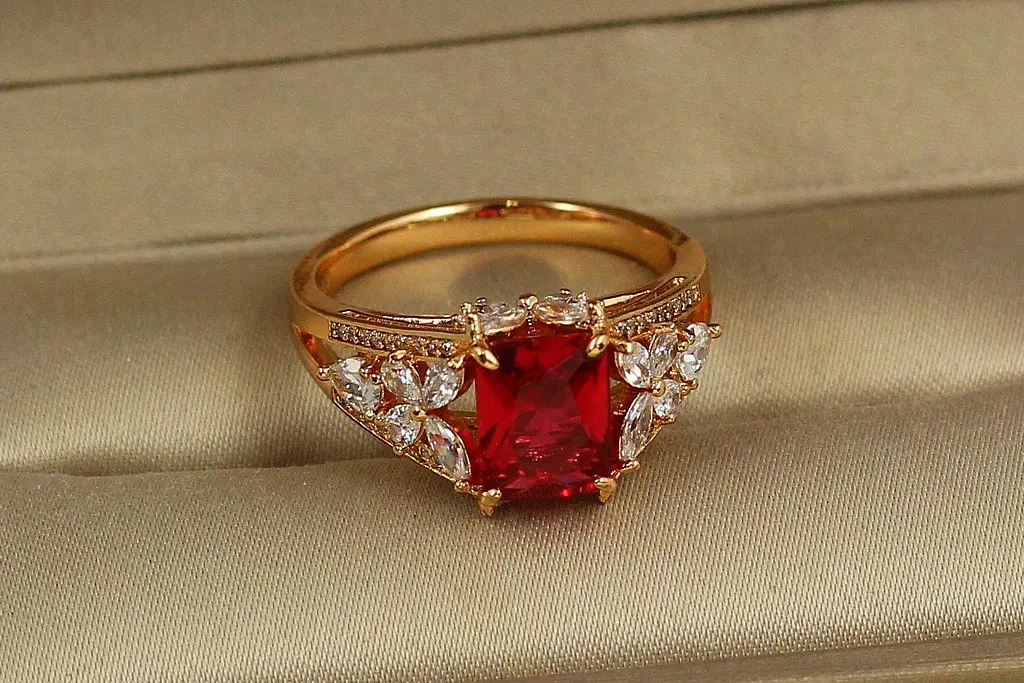 Кільце Xuping Jewelry Шедевр із малиновим р 16 золотисте