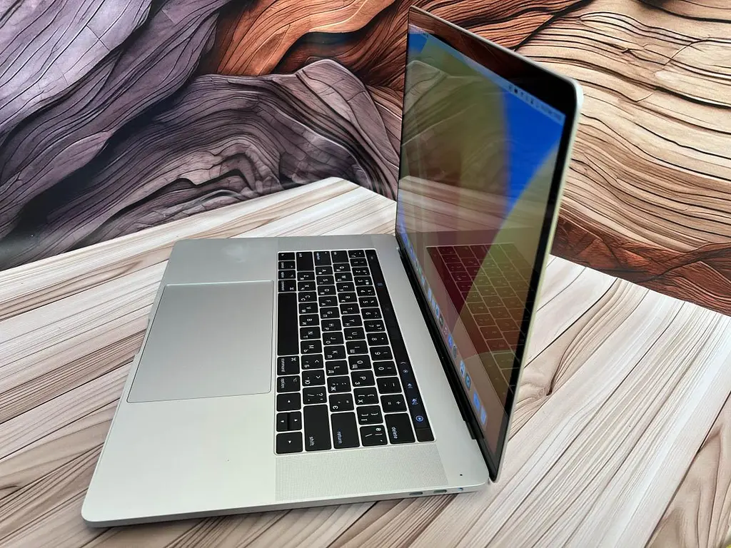 Ноутбук Apple MacBook Pro 15" 2017 i7-7700HQ/16/256 (C02WP00THTD7) Б/в - фото 3