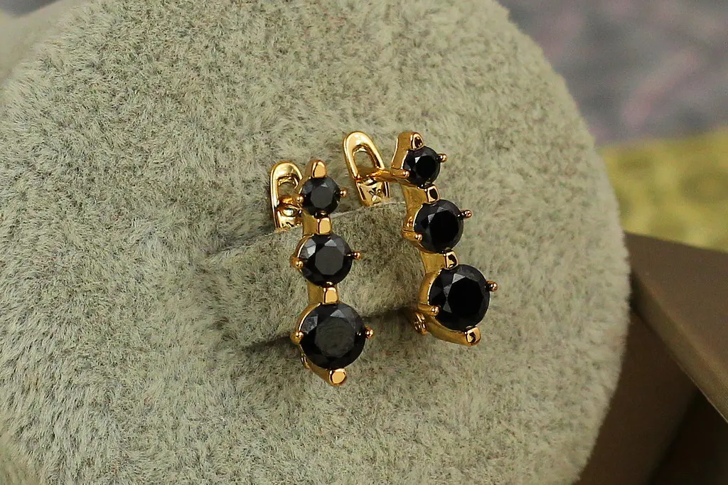 Сережки Xuping Jewelry Снігова баба з чорними каменями 1,7 см золотисті