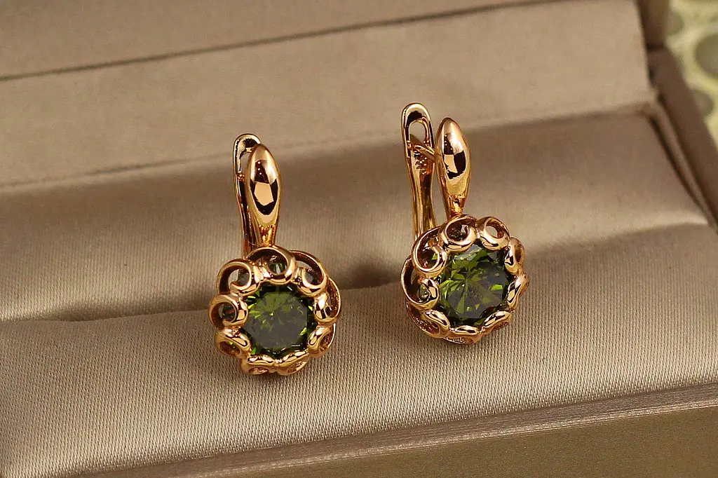 Сережки Xuping Jewelry Парфе з смарагдовим каменем 2 см золотисті