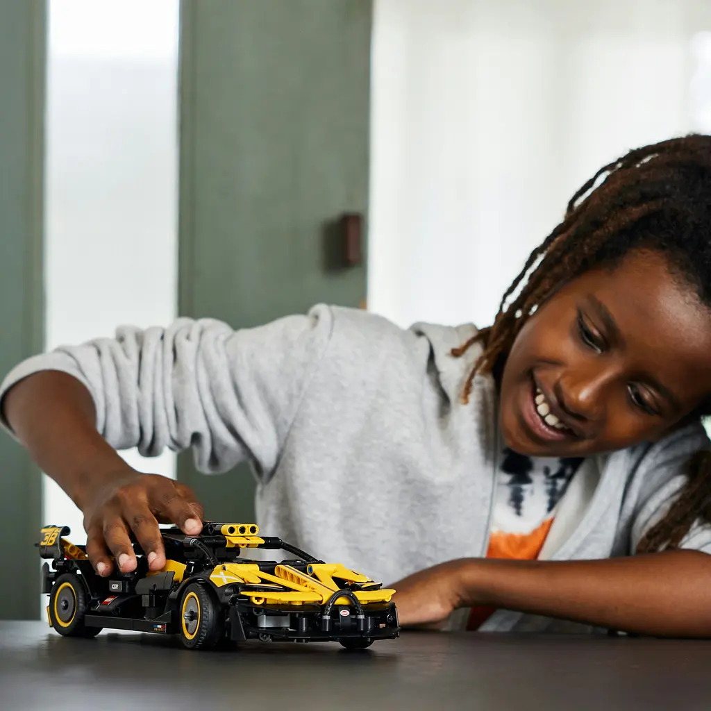Конструктор LEGO Technic Bugatti Bolide, 905 деталей (42151) - фото 4