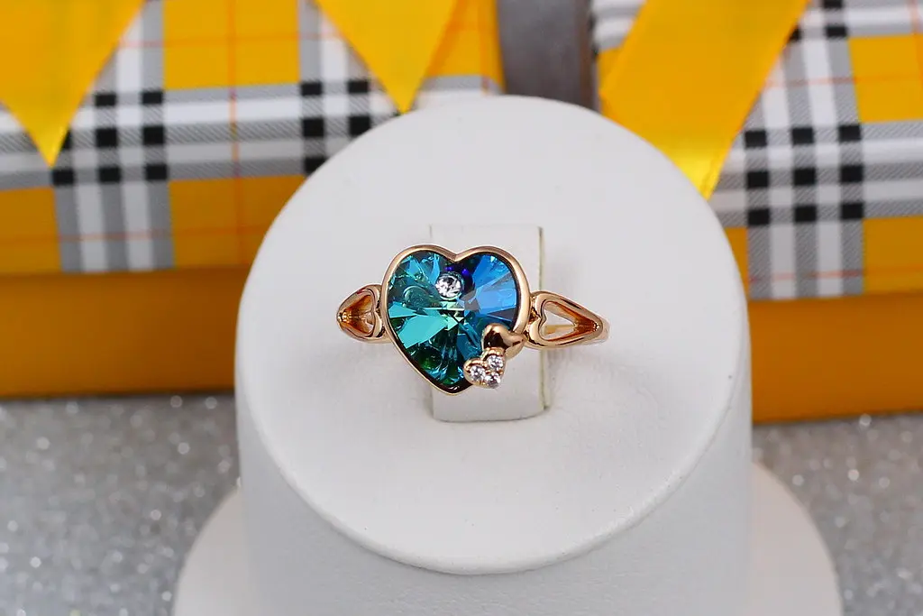 Кільце Xuping Jewelry сердечко Сваровскі блакитне в обідку р 17 золотисте - фото 4