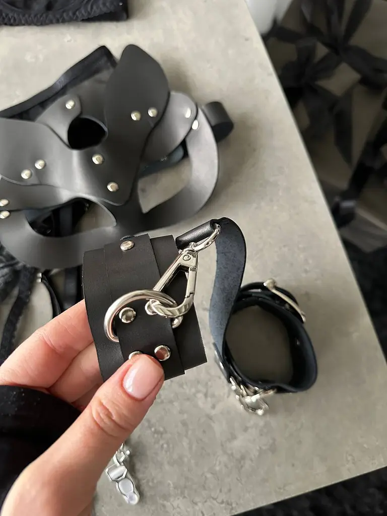 Наручники шкіряні BDSM для рольових ігор з регульованою застібкою чорні - фото 5