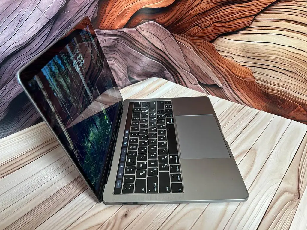 Ноутбук Apple MacBook Pro 13" A1989 i7-8559U/16/500 (C02XM6F1JHD2) Б/в - фото 4