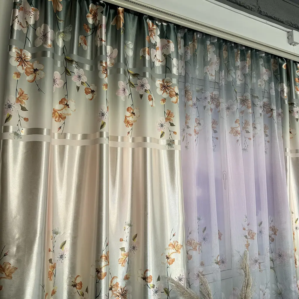 Атласні штори з квітами бірюзового кольору 150х270 з тюлистом батистовим 400х270 на тасьме ALBO pbe0052642 - фото 2