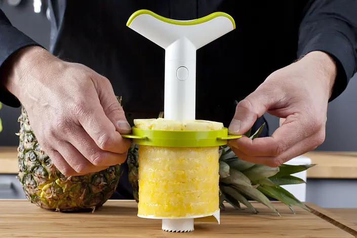 Ніж для ананасів Tomorrow's Kitchen Pineapple Slicer & Wedger J-Hook 22 см - фото 5