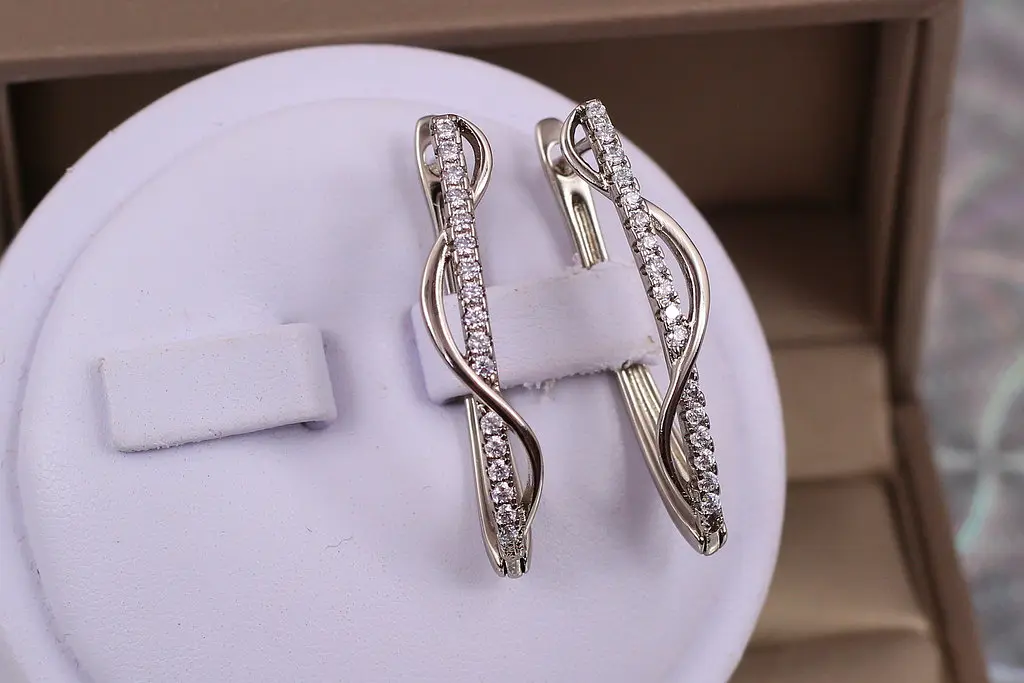 Сережки Xuping Jewelry тонка доріжка фіанітів обвита змійкою 3.3 см сріблясті - фото 2