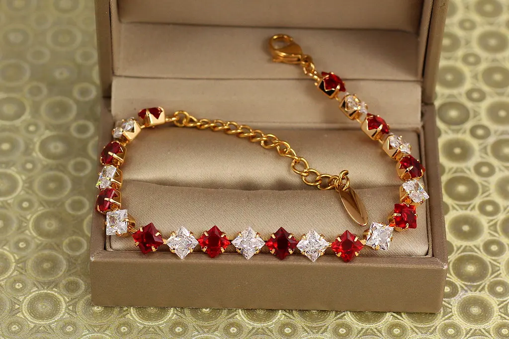 Браслет Xuping Jewelry Льодяні ромби з білими і червоними каменями 17 см золотистий