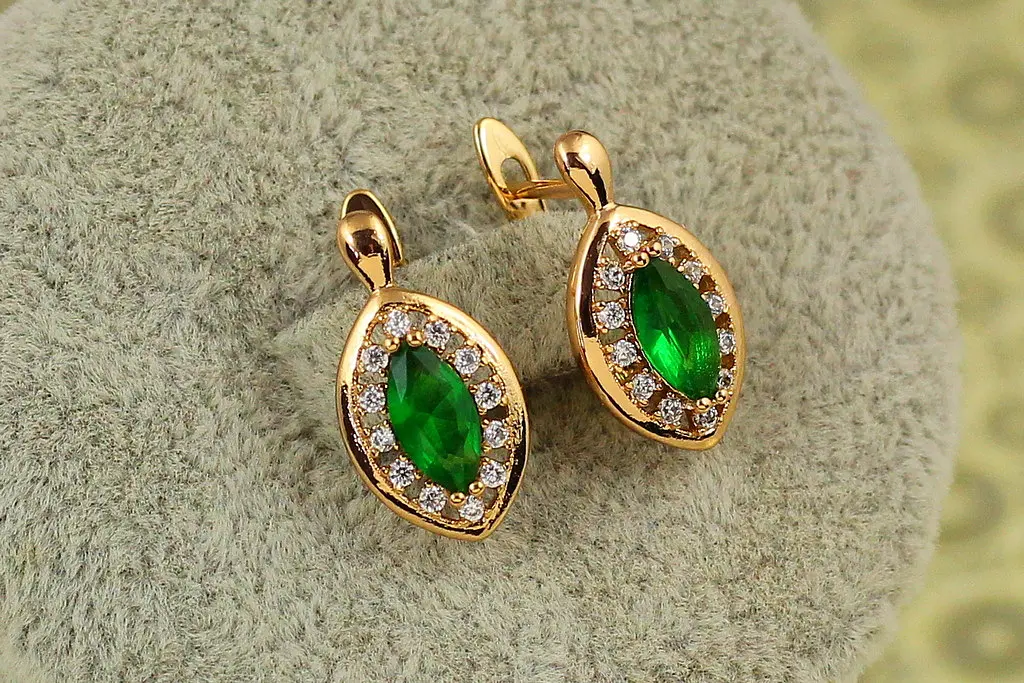 Сережки Xuping Jewelry маркіз із зеленим каменем в обідку 1,7 см золотисті - фото 2