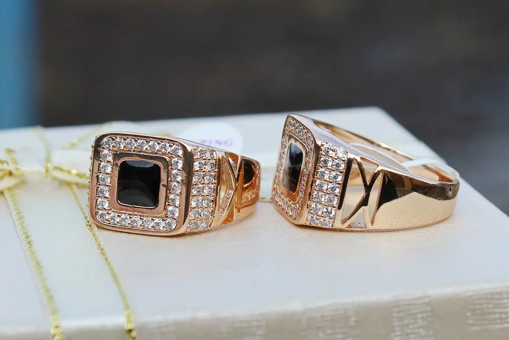 Печатка Xuping Jewelry чорна піраміда з камінням біля підніжжя р 24 золотиста - фото 3