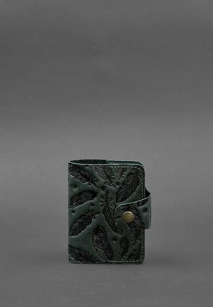 Кожаный кард-кейс 7.1 (Книжечка) зеленый с перьями Crazy Horse - фото 2