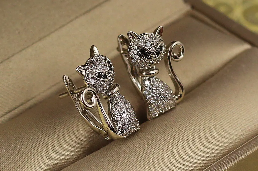 Серьги Xuping Jewelry котики с мелкими фианитами 2 см серебристые - фото 2