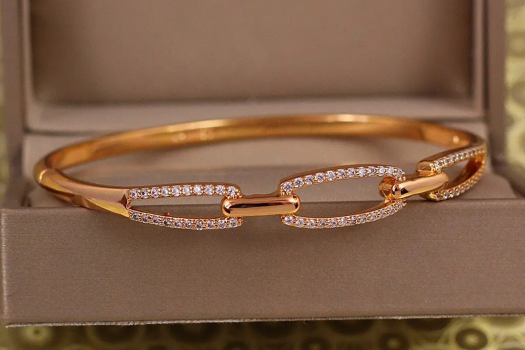 Браслет бэнгл Xuping Jewelry Три овала 60 мм 10 мм на руку от 17 см до 19 см золотистый - фото 3