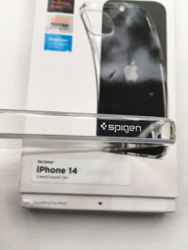 Оригінальний протиударний чохол Spigen Liquid Crystal Flex для iPhone 14 / iPhone 13 (ACS04677) - фото 8