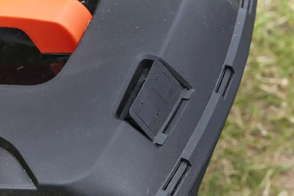 Газонокосилка аккумуляторная Black+Decker BCMW3336L1 - фото 7